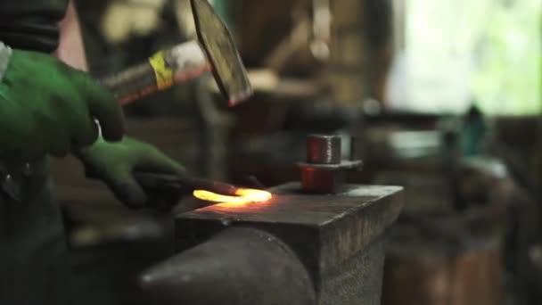 Ένας Σιδεράς Που Δημιουργεί Αντικείμενα Από Σφυρήλατο Σίδηρο Χάλυβα Σφυρηλατώντας — Αρχείο Βίντεο