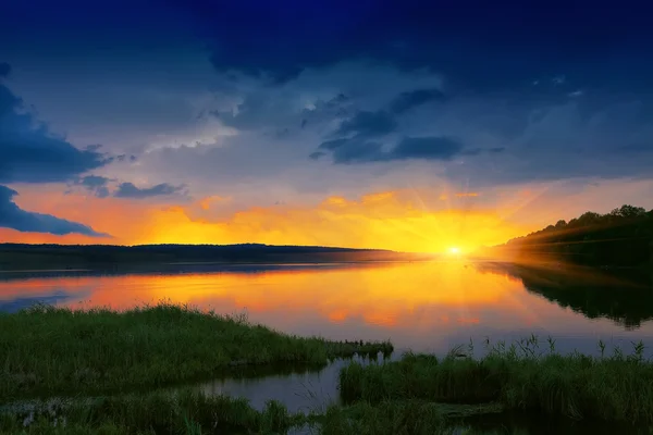 Pôr-do-sol laranja sobre o rio — Fotografia de Stock