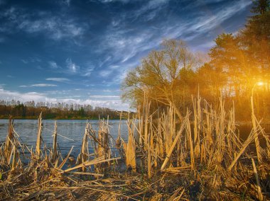 Günbatımı Köyü göl üzerinde
