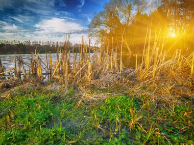 Günbatımı Köyü göl üzerinde