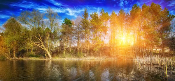 Pôr do sol sobre o lago na aldeia — Fotografia de Stock