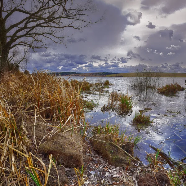 Bewolkt weer over het meer — Stockfoto