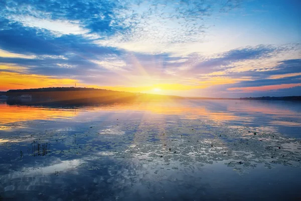 Belo pôr do sol sobre lago calmo. — Fotografia de Stock