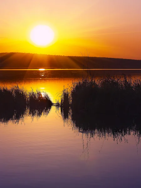 Belo pôr do sol no lago — Fotografia de Stock