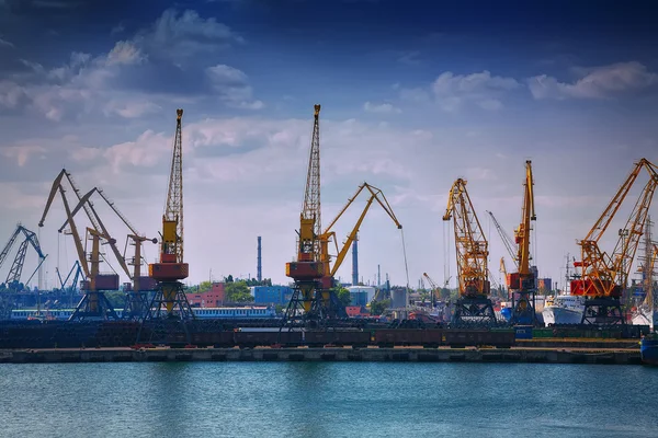 Wippkräne im Hafen — Stockfoto