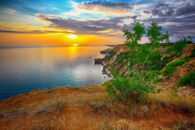 Cape fiolent dramatik günbatımında. Crimea