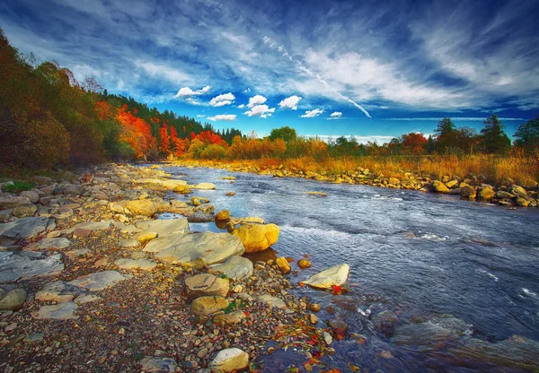 Uitzicht op de rivier berg herfst tijde — Stockfoto