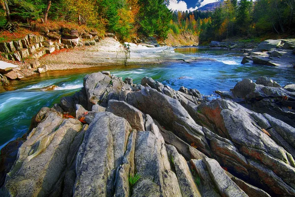 Montagna scorre veloce fiume torrente d'acqua nelle rocce a autu — Foto Stock