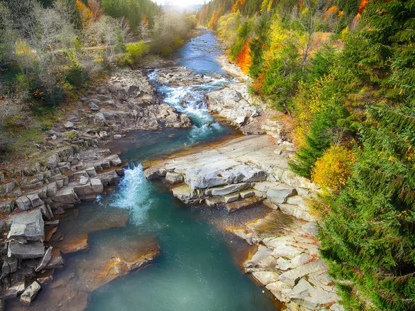 秋の川森と森山の岩. — ストック写真