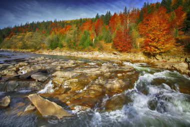 Hızlı akan nehrin akışı autu taşlara su dağ