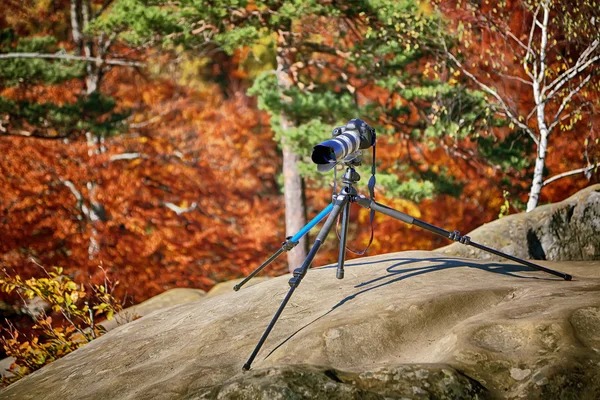 トップの山のプロのデジタル カメラ — ストック写真