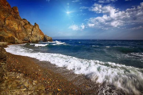 Bord de mer rocheux et vagues par une journée ensoleillée — Photo