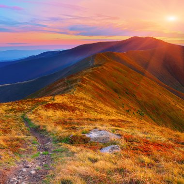 çayırlar batımında dağ aralığının üzerinden dolambaçlı yol