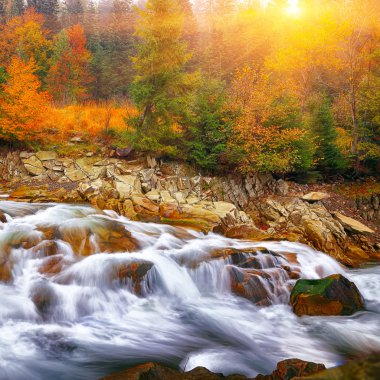 sonbahar gün batımında nehirde hızlı dağ