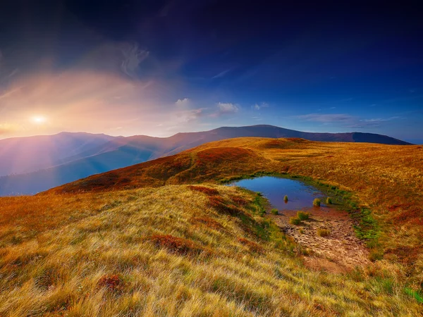 Bergtal bei strahlendem Sonnenaufgang. — Stockfoto