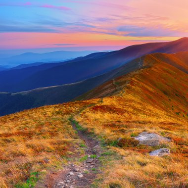 çayırlar batımında dağ aralığının üzerinden dolambaçlı yol