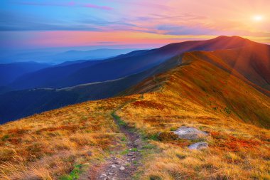 çayırlar batımında dağ aralığının üzerinden dolambaçlı yol