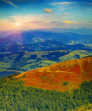 dağlarda renkli sonbahar günbatımı