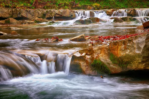 Schneller Gebirgsfluss im Herbst — Stockfoto