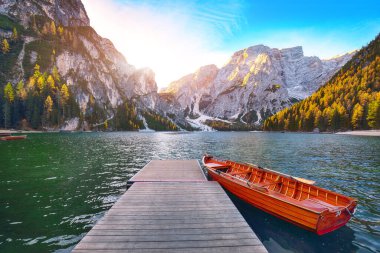 Gündoğumunda Braies 'in ünlü Alp Gölü' nün muhteşem manzarası. Konum: Ulusal park Fanes-Sennes-Braies, bölge Trentino-Alto Adige, il Bolzano, İtalya, Avrupa