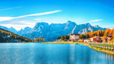 Sonbahar döneminde ünlü Misurina Gölü 'nün görkemli güneşli manzarası. Konum: Misurina Gölü, Dolomiti Alpleri, Belluno ili, İtalya, Avrupa