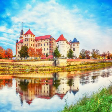 Elbe kıyısındaki Hartenfels şatosunun muhteşem sabah manzarası. Dramatik gün doğumu. Konum: Torgau, Kuzeybatı Saksonya, Almanya, Avrupa
