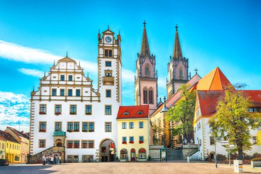 Stadtverwaltung ve St. Aegidien kilisesi ile Oschatz şehir merkezinin muhteşem sonbahar manzarası. Konum: Oschatz, Saksonya, Almanya, Avrupa.