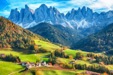 Dolomitlerdeki muhteşem Santa Maddalena köyünün muhteşem sonbahar sahnesi. Konum: Santa Maddalena Köyü, Val di Funes, Trentino-Alto Adige, Dolomitler, İtalya, Avrupa