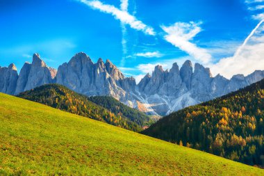 Santa Magdalena 'nın ünlü İtalyan Dolomites köyü manzarasının sonbahar sahnesi Geisler veya Odle Dolomites Grubu dağ kayaları önünde. Konum: Santa Maddalena Köyü, Val di Funes, Trentino-Alto Adige, Dolomitler, İtalya, Avrupa