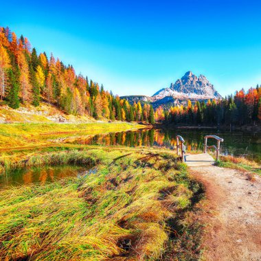 Popüler tatil beldesi Antorno Gölü 'nün sonbaharda göz kamaştırıcı manzarası. Konum: Antorno Gölü, Dolomiti Alpleri, Belluno ili, İtalya, Avrupa