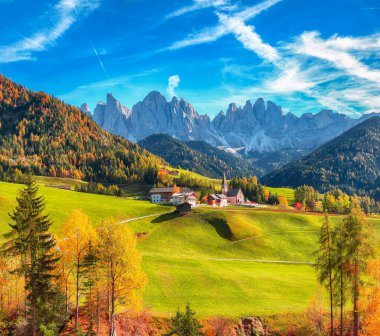 Dolomitlerdeki muhteşem Santa Maddalena köyünün renkli sonbahar sahnesi. Konum: Santa Maddalena Köyü, Val di Funes, Trentino-Alto Adige, Dolomitler, İtalya, Avrupa