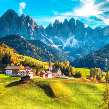 Dolomitlerdeki muhteşem Santa Maddalena köyünün renkli sonbahar sahnesi. Konum: Santa Maddalena Köyü, Val di Funes, Trentino-Alto Adige, Dolomitler, İtalya, Avrupa