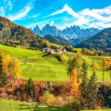 Dolomitlerdeki muhteşem Santa Maddalena köyünün renkli sonbahar sahnesi. Konum: Santa Maddalena Köyü, Val di Funes, Trentino-Alto Adige, Dolomitler, İtalya, Avrupa