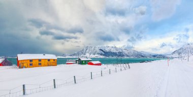 Norveç mimarisi ve kış manzarası. Stamsund yakınlarındaki Lofoten Adaları 'nda küçük bir balıkçı köyünde renkli ahşap evler. Konum: Stamsund, Lofoten Adaları, Norveç, Avrupa.