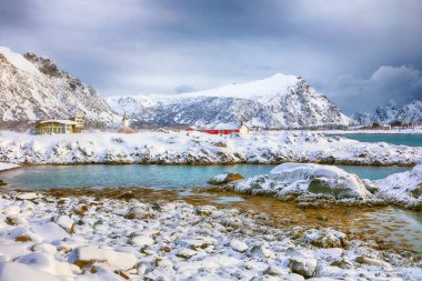 Lofoten Adaları 'nda karlı dağ zirveleri olan Valberg köyünün muhteşem karlı kış manzarası. Konum: Valberg, Vestvagoy, Lofotens, Norveç, Avrupa.