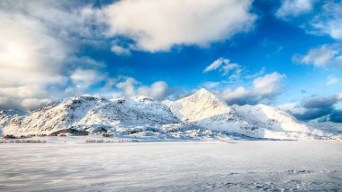 Bostad yakınlarındaki karlı dağ zirveleri ve karla kaplı muhteşem kış manzarası. Konum: Bostad, Vestvagoy, Lofotens, Norveç