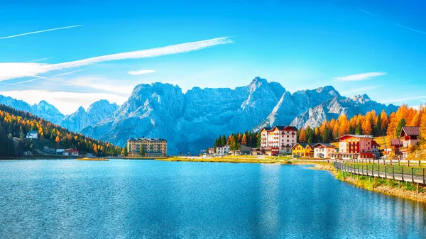 Majestosa Vista Ensolarada Famoso Lago Misurina Durante Período Outono Localização — Fotografia de Stock