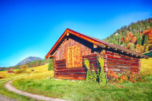 Fantastyczny Widok Dolinę Alpejską Drewnianymi Domkami Pobliżu Jeziora Wagenbruchsee Geroldsee — Zdjęcie stockowe