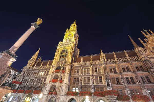 ゴシック ラタウスやミュンヘン市庁舎のファサードやマリエンプラッツの有名な時計塔の素晴らしい夜景 ミュンヘン バイエルン州 ドイツ ヨーロッパ — ストック写真