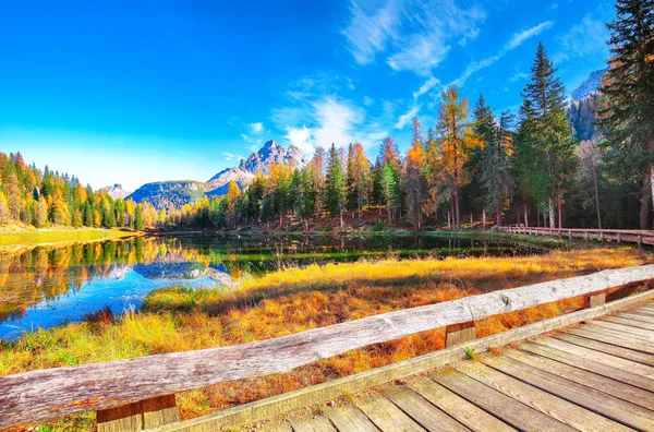 秋に人気の旅行先の山の湖アントルノの素晴らしい景色 イタリア ベルノ州 ドロミティアルプス アントルノ湖 — ストック写真