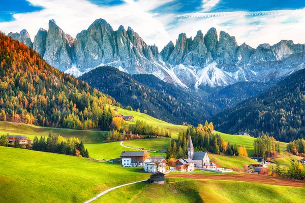 Dolomitlerdeki muhteşem Santa Maddalena köyünün muhteşem sonbahar sahnesi. Konum: Santa Maddalena Köyü, Val di Funes, Trentino-Alto Adige, Dolomitler, İtalya, Avrupa
