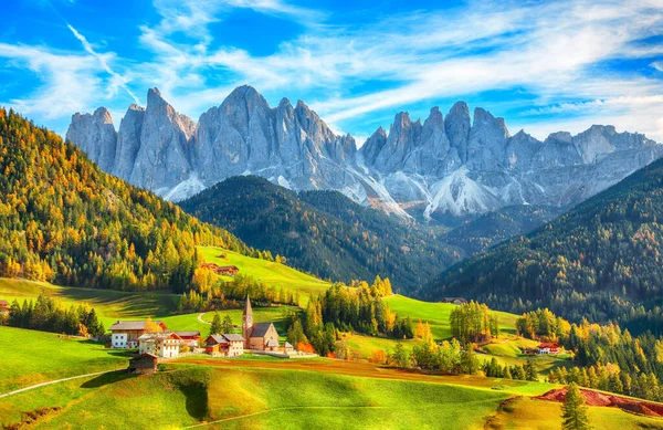 美丽的秋天场景 美丽的圣塔玛达莲娜村 白云石 Santa Maddalena Village Val Funes Trentino Alto — 图库照片