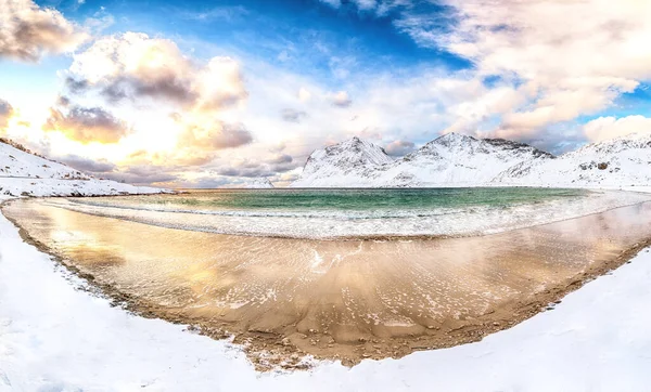 석양이 눈덮인 산봉우리들이 근처에 해변의 환상적 풍경이다 Leknes Vestvagoy Lofotens — 스톡 사진