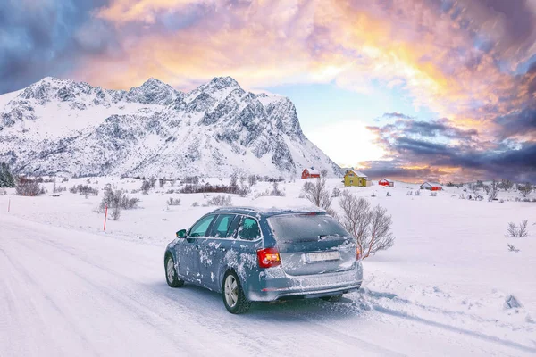 Fantastisk Snöig Vinterscen Vestvagoy Med Snöiga Bergstoppar Lofoten Öarna Plats — Stockfoto