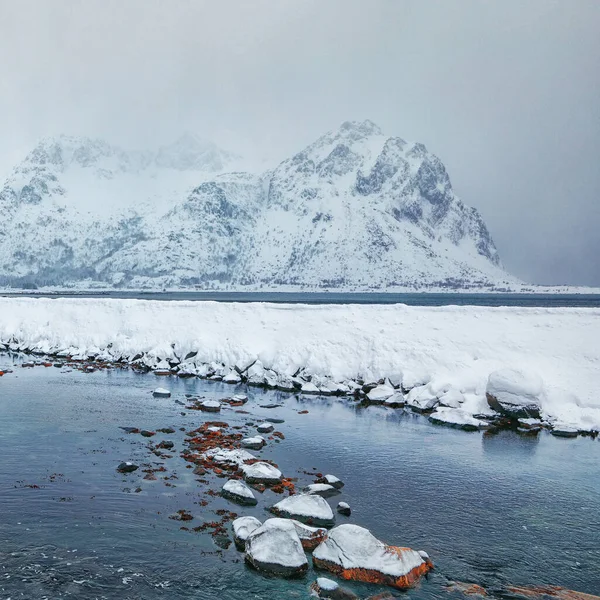 Φανταστική Σκηνή Χειμώνα Του Rolvsfjorden Στο Νησί Vestvagoy Χιονισμένες Βουνοκορφές — Φωτογραφία Αρχείου