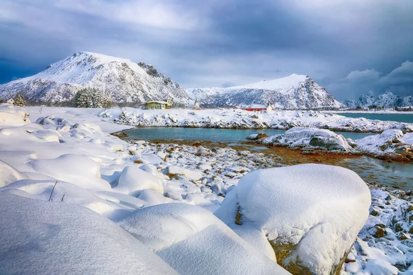 Fantastisk Snöig Vinterscen Valberg Med Snöiga Bergstoppar Lofoten Öarna Plats — Stockfoto