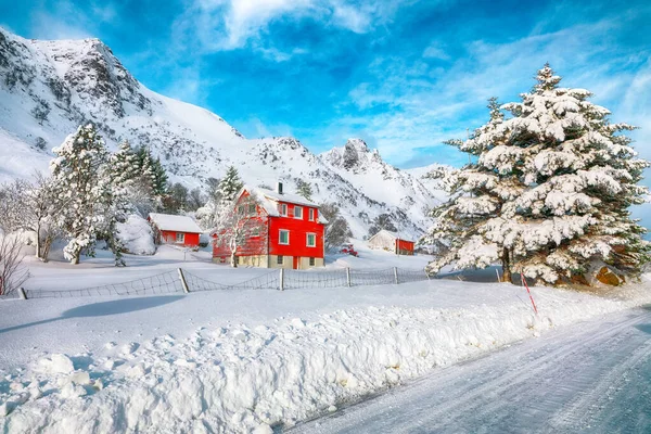 Impresionantes Paisajes Invierno Con Casas Tradicionales Madera Roja Noruega Pueblo — Foto de Stock