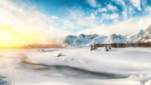 Zimowa Sceneria Zamarzniętym Fiordem Wyspie Vestvagoy Zachodzie Słońca Śnieżnymi Szczytami — Zdjęcie stockowe