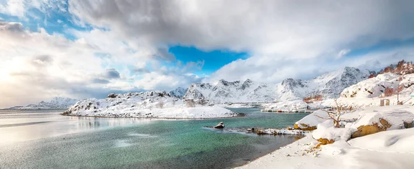 美丽的冬季风景 在瓦尔博格附近的小渔村和雪山的山峰上有大雪 Valberg Vestvagoy Lofotens Norway — 图库照片