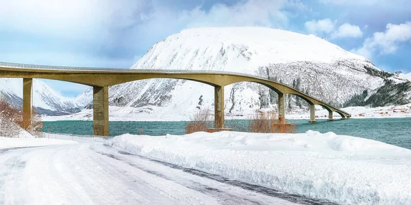 Dramatyczna Zimowa Scena Mostu Gimsoystraumen Dużą Ilością Śniegu Śnieżnych Szczytów — Zdjęcie stockowe